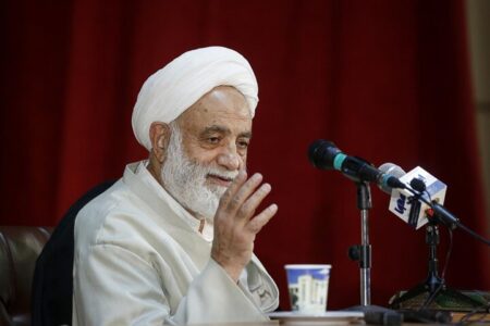 استاد قرائتی: خادمان اعتکاف در ثواب عبادت معتکفان شریک‌اند