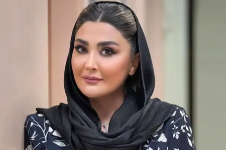 استایل شیک خانم بازیگر با لباس و کلاه کریسمسی+ عکس