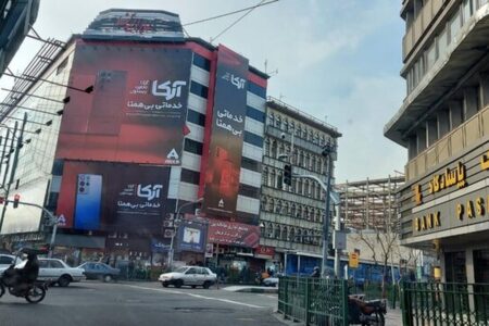 اعتراض کسبه پاساژ علاءالدین به بی‌ثباتی قیمت ارز/ تجمع و پایین کشیدن کرکره مغازه‌ها