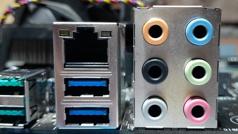 رنگ مشکی درگاه USB