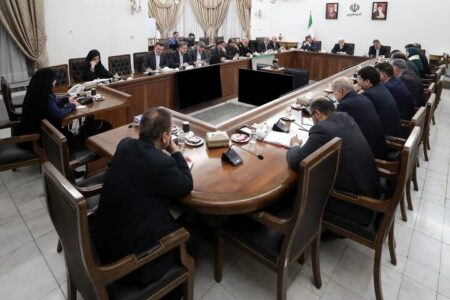 عارف: اصلاحات ساختاری نباید تأثیر منفی بر معیشت مردم داشته باشد