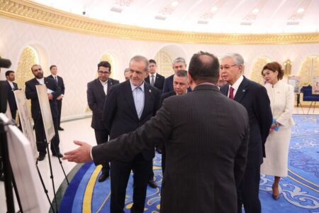 پزشکیان از نمایشگاه اسناد تاریخی ایران درباره آسیای مرکزی بازدید کرد